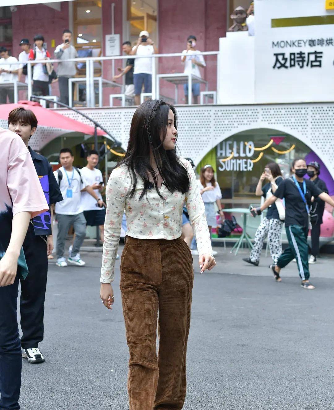 欧阳娜娜身材写真图文 3779d9d7df1f48c3be9368f907fcd227.jpeg