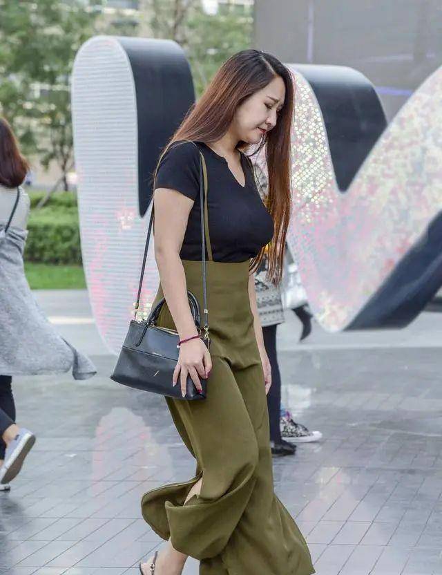 面料|微胖的身材，更适合阔腿裤穿搭，轻盈显瘦又显美的气场?