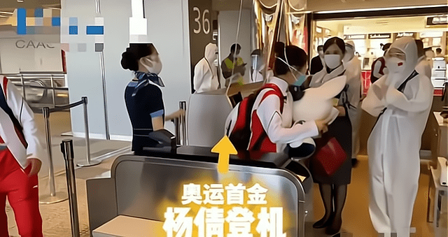 金杨|双金杨倩回国后太潇洒！扎丸子头甜美减龄，奶瓶特效下可爱到膨胀？
