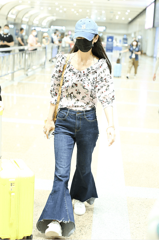 "|女明星的私服也不都"惊艳",黄圣依穿花衫配牛仔裤,感觉挺普通