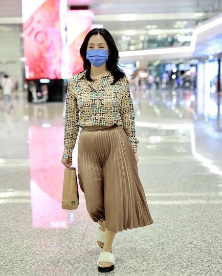 陶虹|陶虹中年不输气质，花衬衫配百褶裙优雅十足，只是难掩小肚子曲线