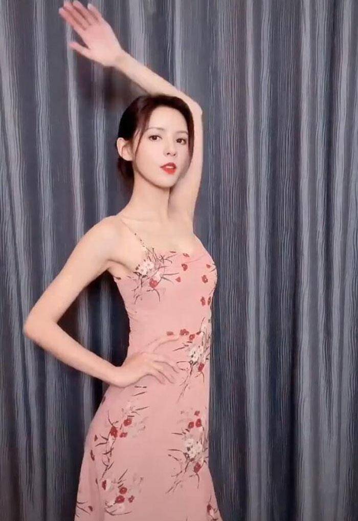 张予曦|王思聪前女友张予曦开挂了，家中热舞秀细腰，手臂太长好不真实