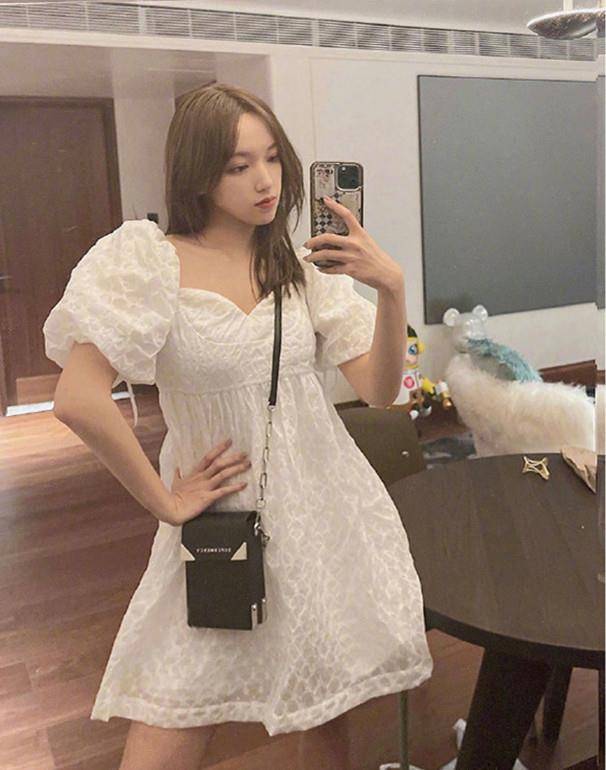 魅力|真替毛晓彤“捉急”,穿拖鞋就去赶飞机,好在穿泡泡裙仍美似仙女