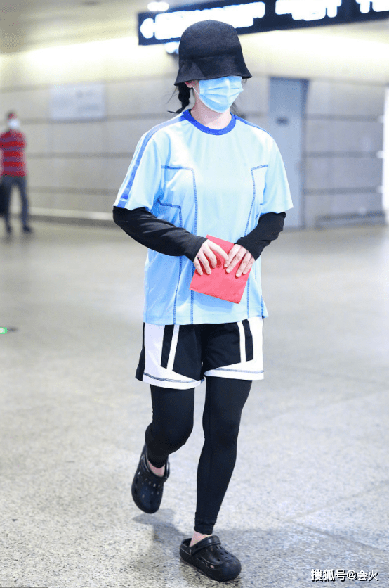 羊角辫|谢娜复工后现身机场，一身运动装搭配拖鞋，扎两个羊角辫活力满满