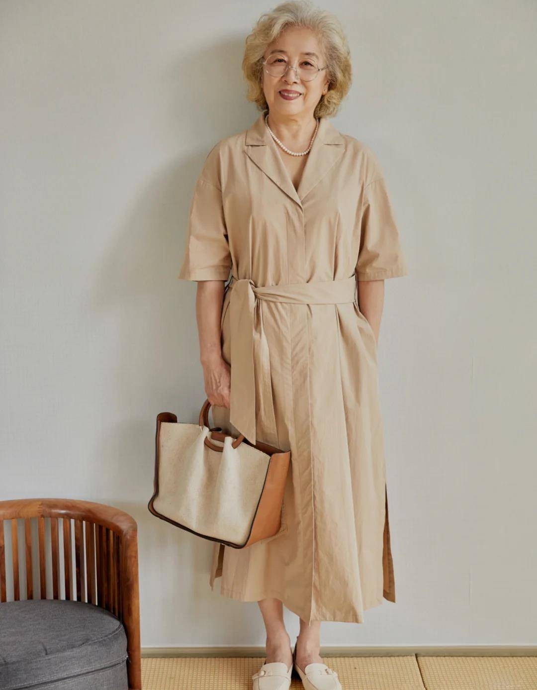 中老年|这才是65岁后女人高级的打扮:“膝下裙+平底鞋”,优雅又舒适