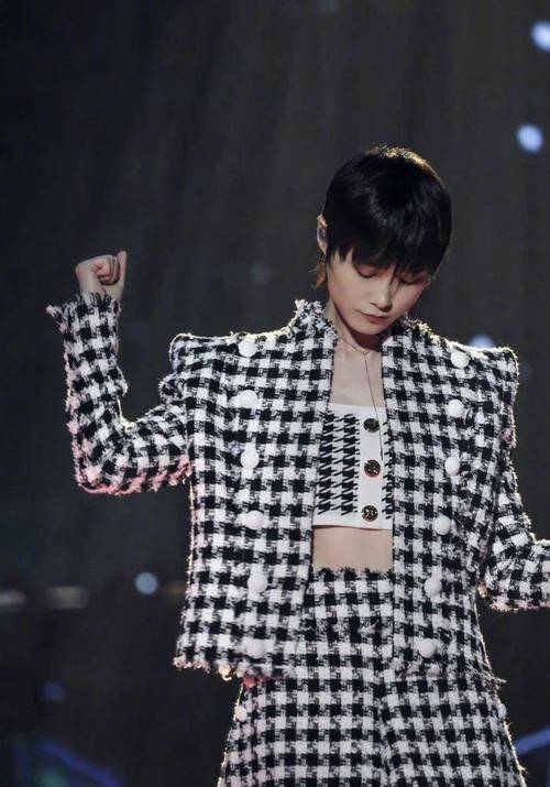 李宇春|李宇春也有性格的一面,抹胸配千鸟格套装,小蛮腰好细