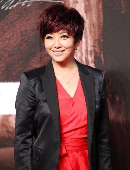 活动|江珊几乎素颜出席活动,鲜艳红衣减龄不少,全靠穿搭拉高颜值