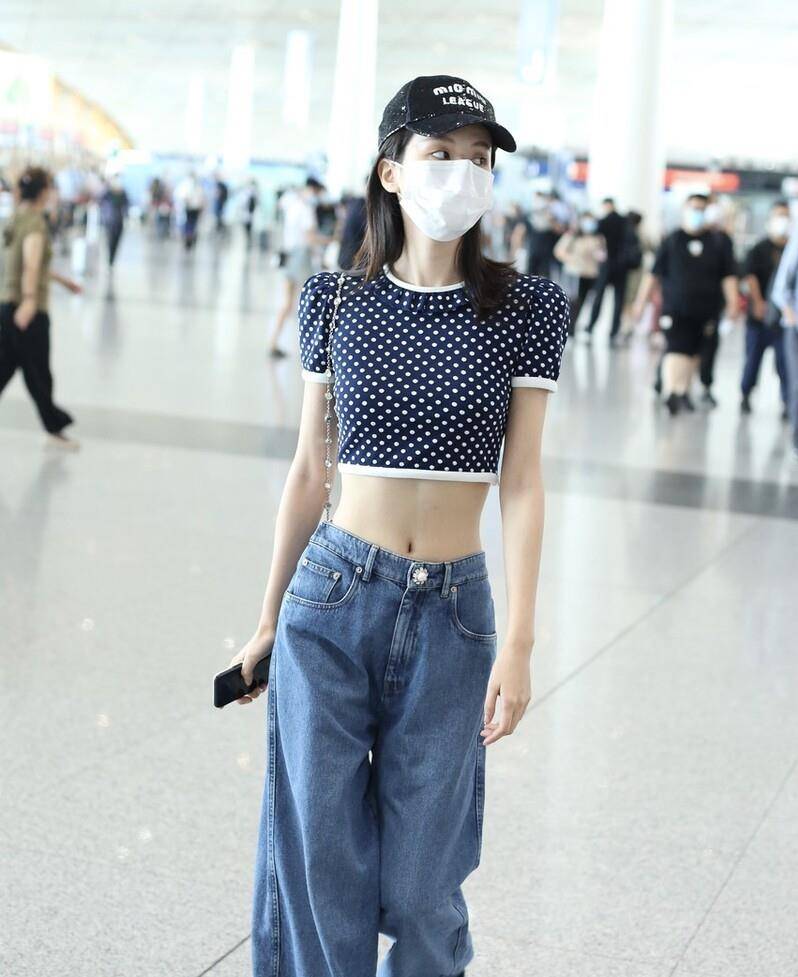 展现|乔欣的腰是真实存在的吗?短款上衣配低腰裤,好身材让人羡慕