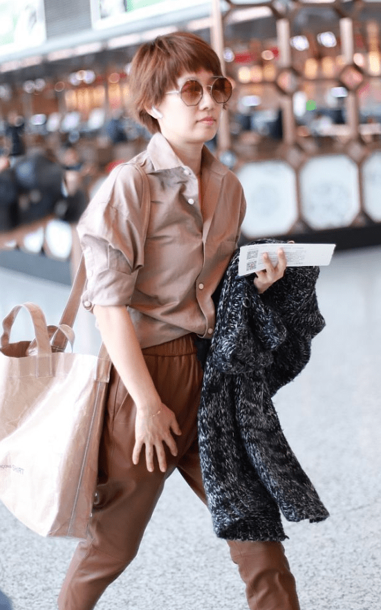 黑色|马伊琍真会穿,棕红色头发配同色皮裤走机场,挎个大麻袋都好时髦