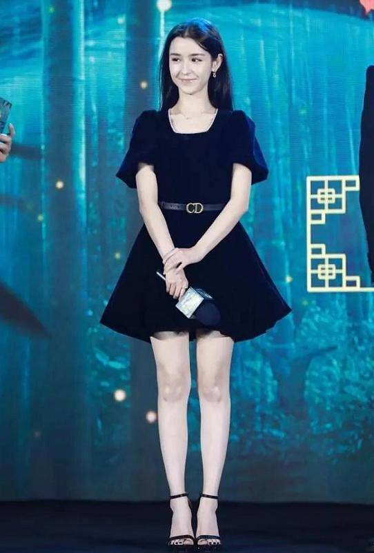 女孩子|哈尼克孜才是新疆女神,穿黑色连衣裙温婉大气,基础款穿出高级感