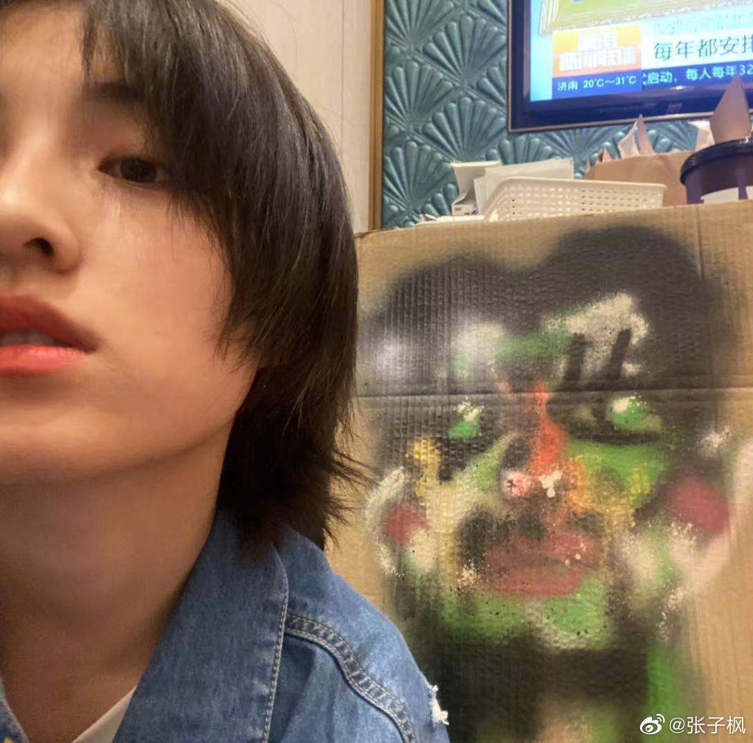 自拍|女明星拍照的两种状态,摆拍妆容精致还精修,自拍素颜且直男角度