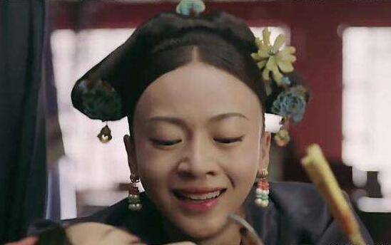 自拍|女明星拍照的两种状态,摆拍妆容精致还精修,自拍素颜且直男角度