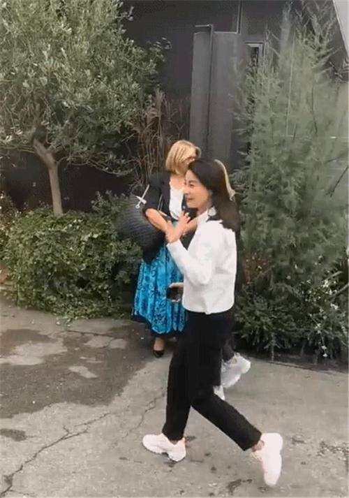 黑色|郭晶晶隔离完现身玩滑板车，梨型身材就不该穿紧身裤，腿短又粗！