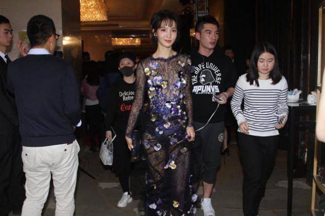 花瓣|金晨胆儿真肥，穿蕾丝透视裙仅靠几瓣花朵遮，裙摆太长无奈用手提？