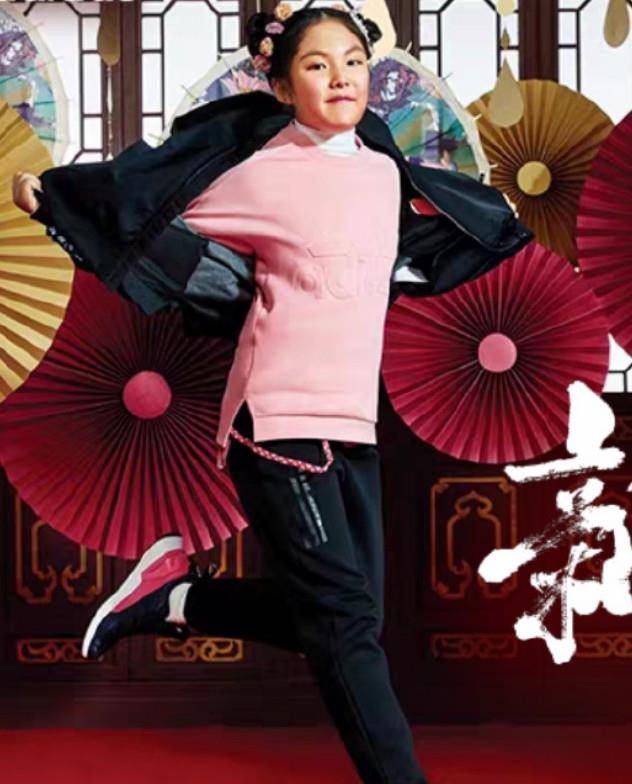卫衣|有种“最胖代言”叫王诗龄！将运动装穿成修身裤，粉丝看完都不想买
