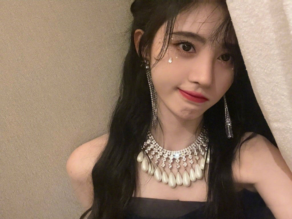 自拍|女明星拍照的两种状态,摆拍妆容精致还精修,自拍素颜且直男角度