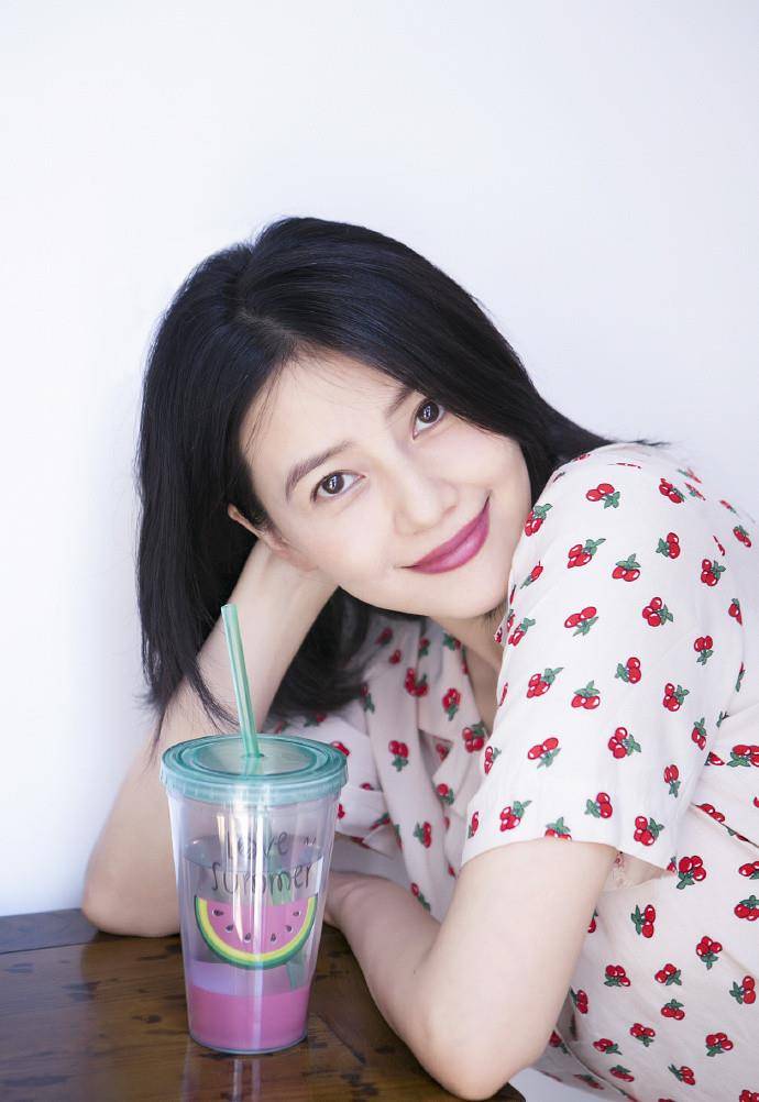 女神|高圆圆复出太接地气，穿3百衬衣配紫嘴唇拍照，这打扮女星里罕见