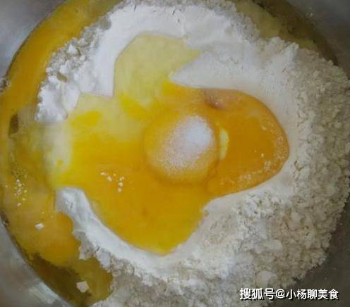 美食|我家炸油条都不用发面，焦香酥脆，放一天也不皮，比买来的好吃