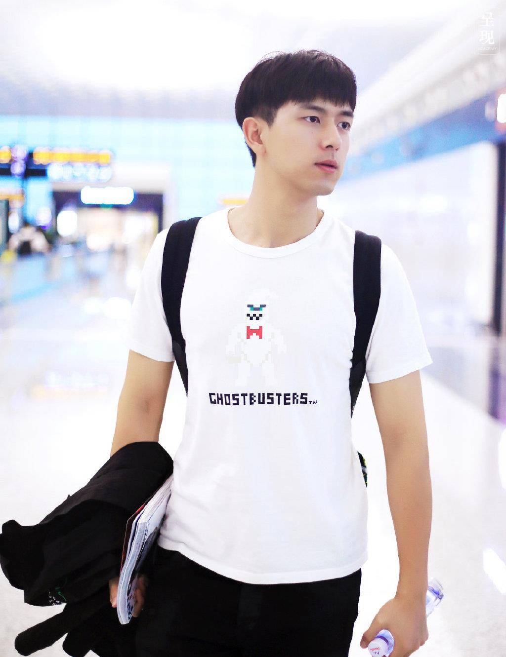 服装|30岁李现剧外好奢侈,穿5000黑色T恤时髦又年轻,比剧里帅气多了