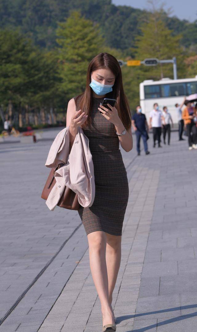 大衣|连衣裙彰显出属于自己的青春气息，靓丽而优雅