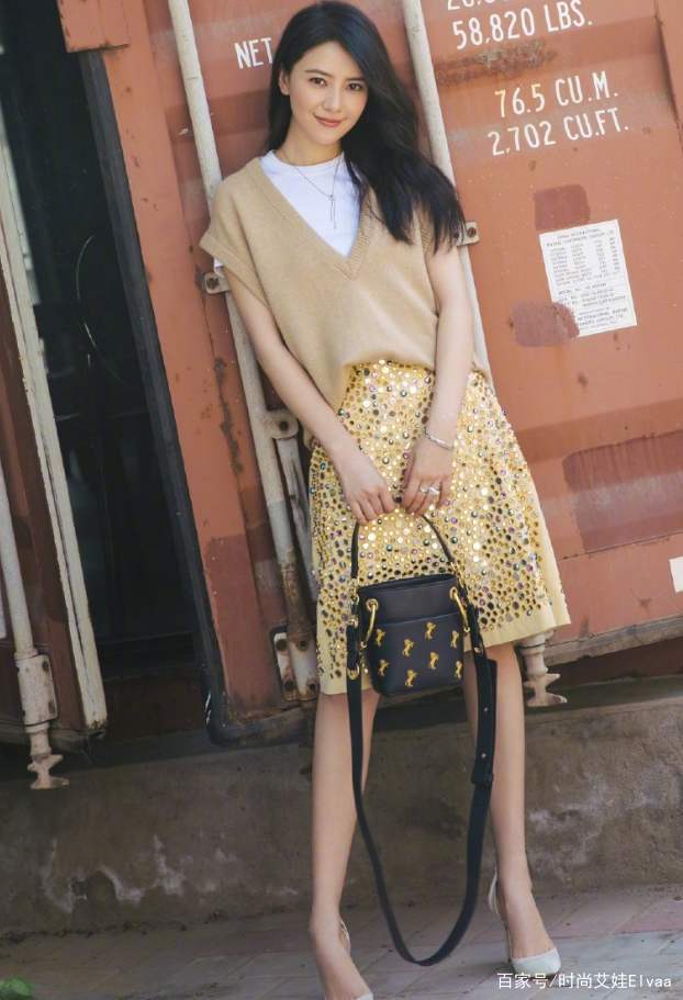 身材|高圆圆罕见这么高调，大红V领裙反穿成秀背装，辣妈身材惹人羡慕