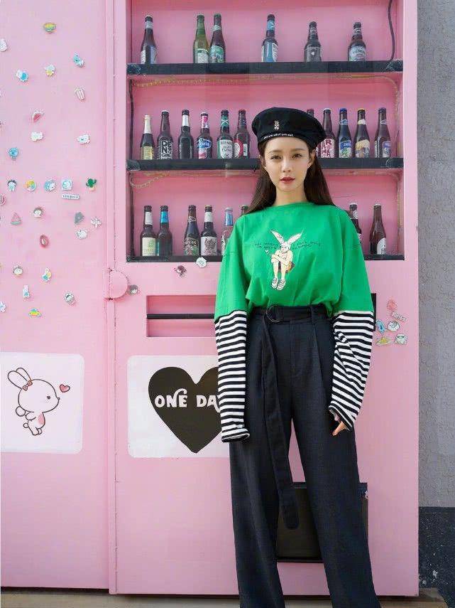 身材|刘诗诗吴奇隆罕见秀恩爱,穿T恤配休闲裤,网友:十指紧扣好恩爱