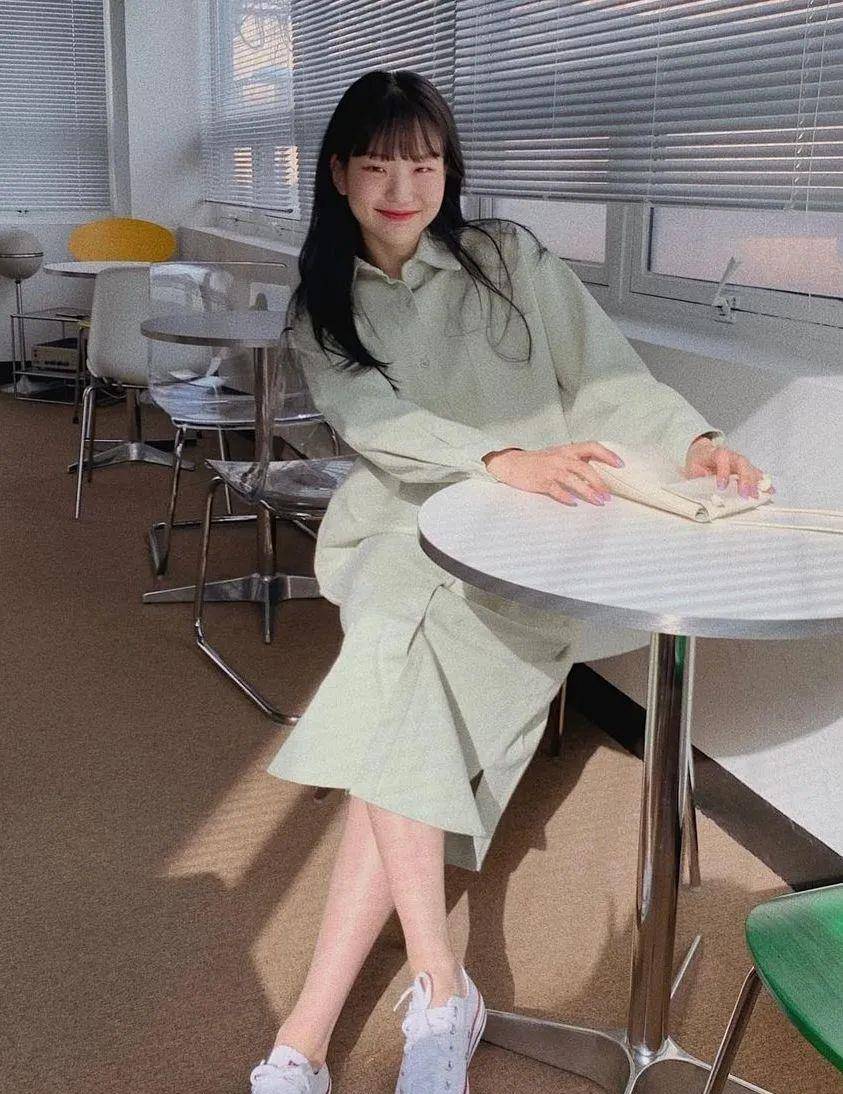 视觉|今夏“裙子＋运动鞋”这样穿，好看死了！