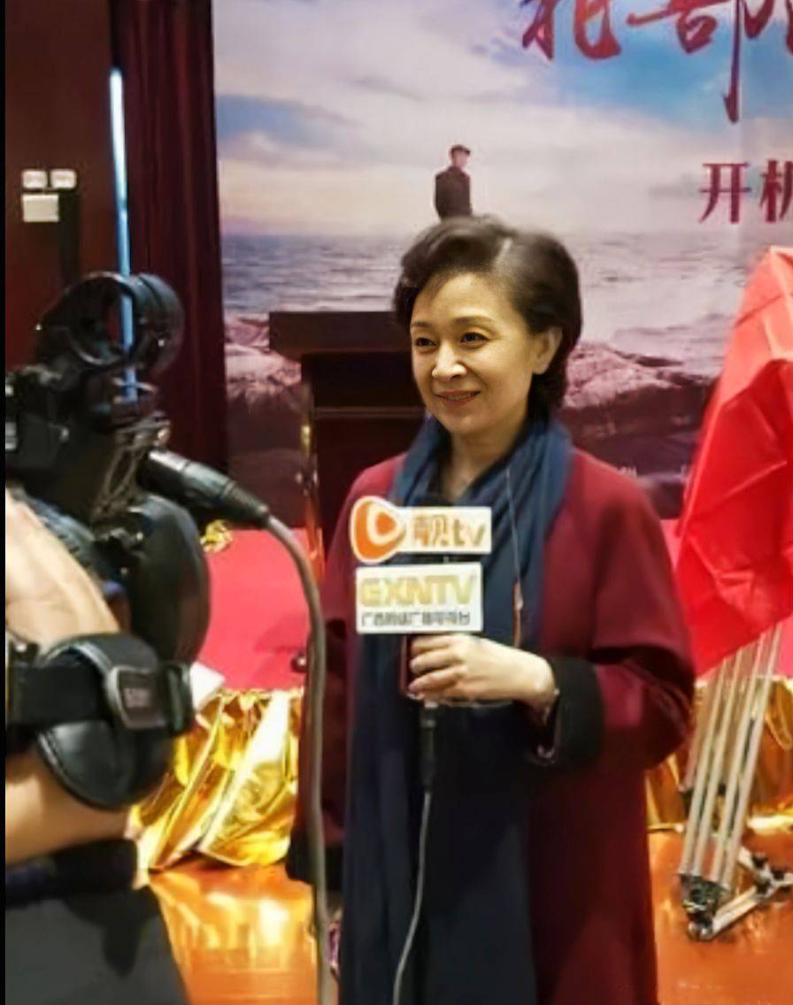 卷发|当不爱扮俏的刘莉莉换发型，终于明白微胖的阿姨，为何爱烫卷发