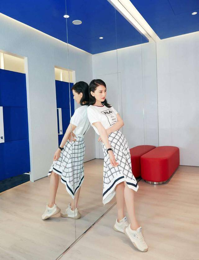 身材|高圆圆当妈后更自信，白色T恤配格子裙也能这么美，仿佛只有24岁