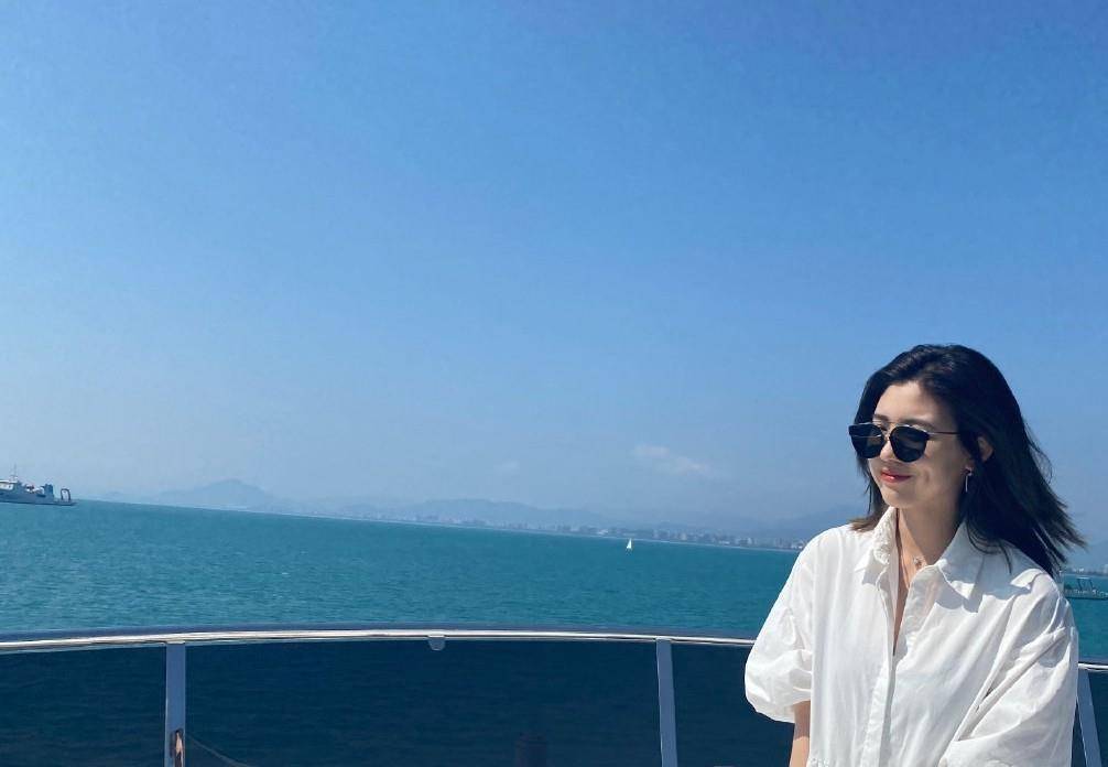 黑色|汪峰带女儿出镜!穿白T剃板寸真时髦,15岁长女颜值不输女明星