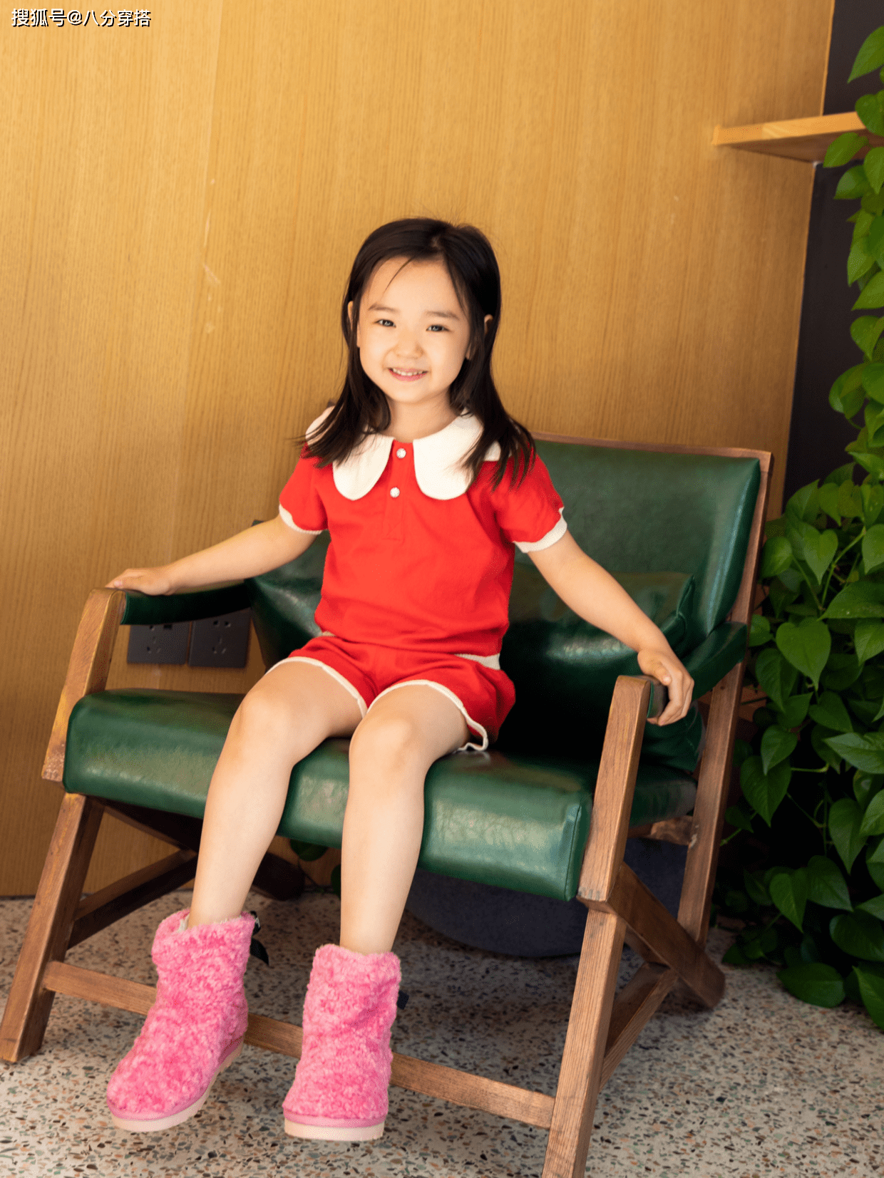 套装|小酒窝继承了董璇的高颜值，穿红色娃娃领套装俏皮可爱，甜美温柔