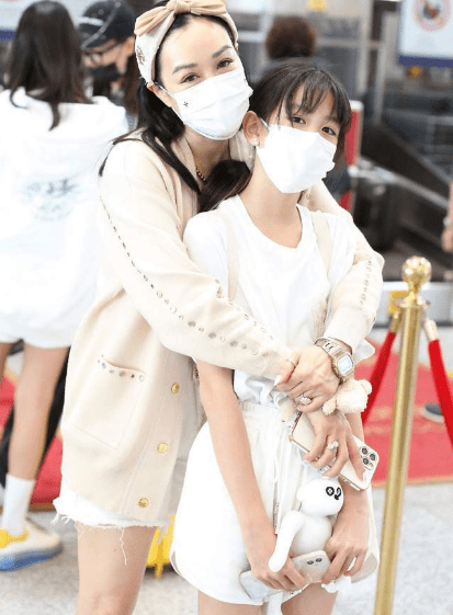 配饰|钟丽缇真会扮嫩，穿“女团袜”和俩女儿走机场，仨人同框更像姐妹！