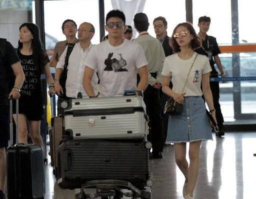 小姑娘|刘诗诗都当妈了还像小姑娘，穿牛仔裙清纯甜美，身旁吴奇隆变跟班？