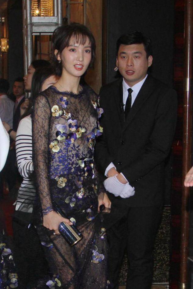 花瓣|金晨胆儿真肥，穿蕾丝透视裙仅靠几瓣花朵遮，裙摆太长无奈用手提？