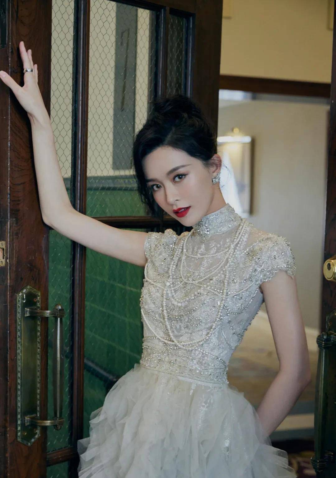 红毯|上海红毯，陈数“熟味”逼人，关晓彤总算穿对，倪妮气场大杀四方