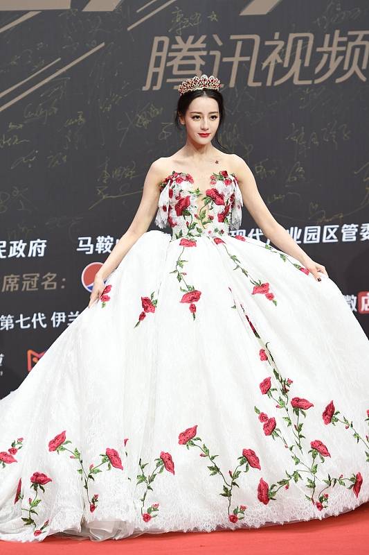 迪丽热巴|迪丽热巴不愧是“浓颜美女”，穿老气蓝礼服毫无压力，气质真挺好