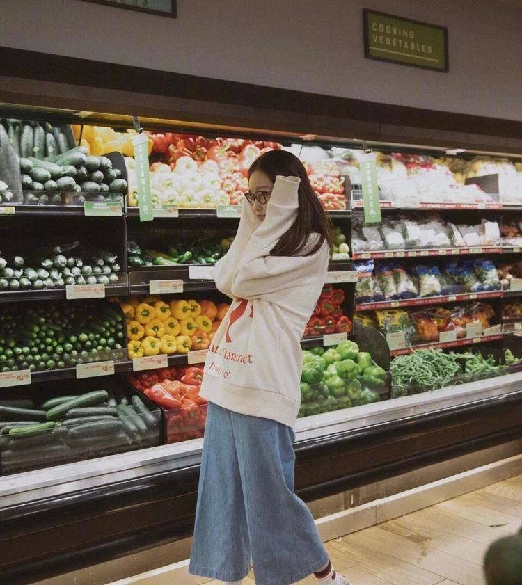 卫衣|倪妮用卫衣配阔腿裤好俏皮，少女感十足，小个子麻烦请跟周冬雨学