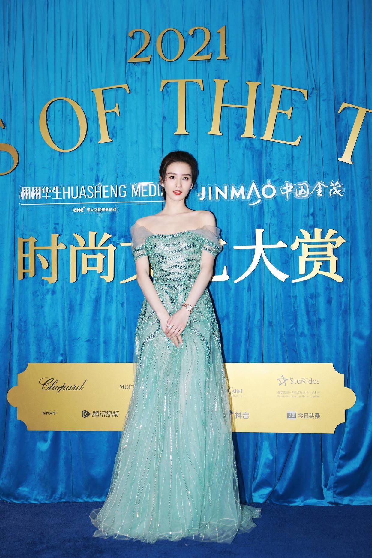 no|刘诗诗不愧是“最美辣妈”，西装外套配阔腿裤高挑时髦，洒脱干练