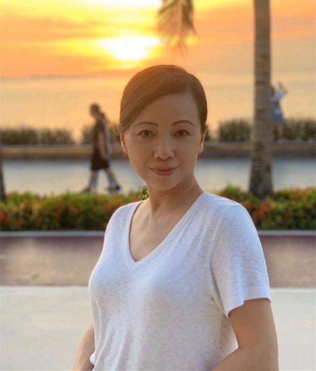 一身|邓萃雯活得太真实了，穿一身黑色西装雍容华贵，脸上皱纹好显眼