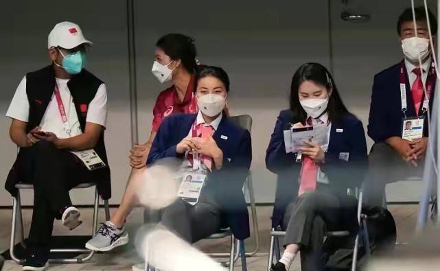 滑板|郭晶晶回国后终于复工！穿牛仔装和老公玩滑板，奥运会裁判太少女