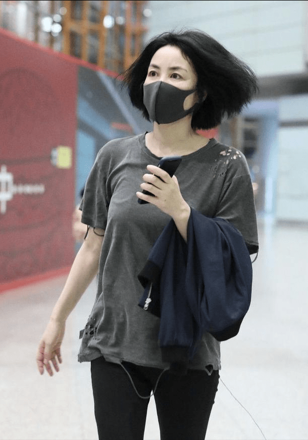 真抢镜|年过50的王菲真节约，衣服破成这样仍舍不得扔，穿着出门真抢镜！