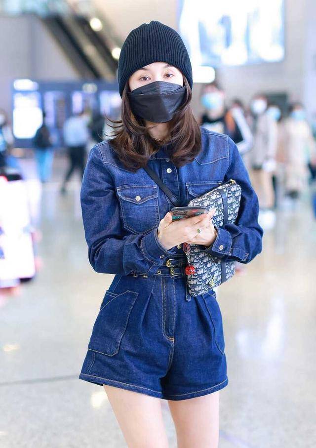文真|1米59的王子文真自信，穿连体牛仔裤配长靴，意外显高又洋气