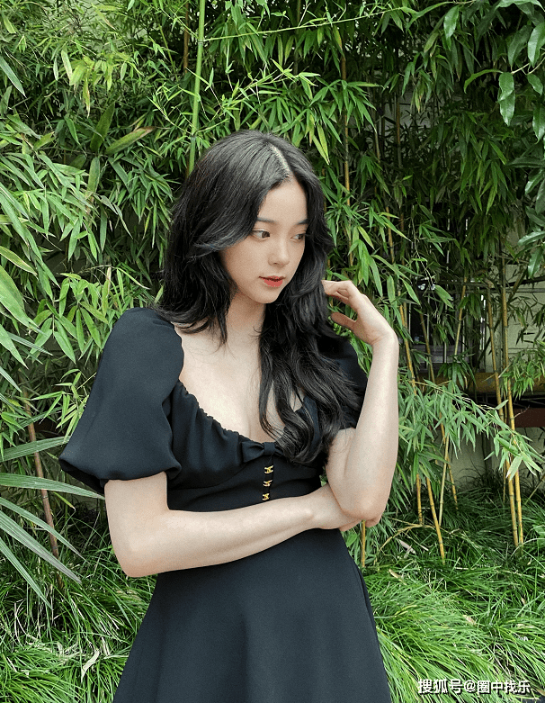 黑色|欧阳娜娜近照美到不敢认！不穿匡威帆布鞋后风格越来越成熟