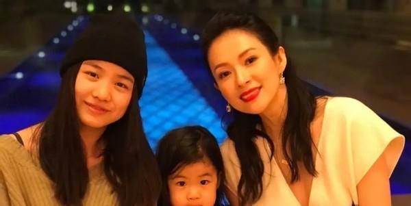 卫衣|汪峰带丈母娘聚餐,章子怡妈妈穿粉衣拎包真富态,大女儿侧颜惊艳