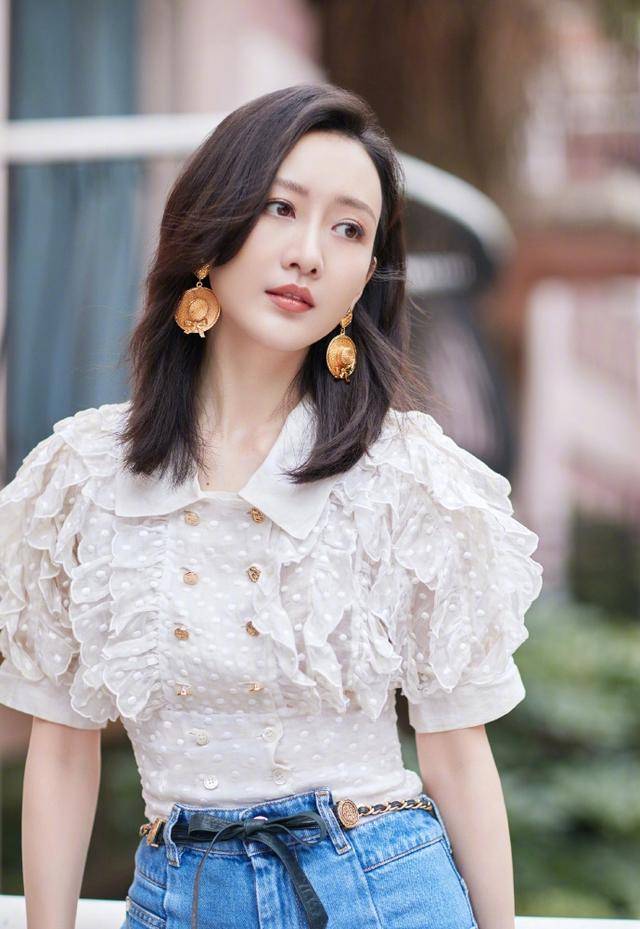 高手|37岁王鸥真是穿搭高手，简单的蕾丝上衣，意外穿出高级感