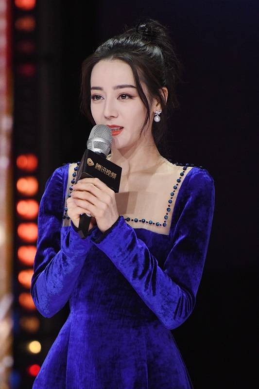 迪丽热巴|迪丽热巴不愧是“浓颜美女”，穿老气蓝礼服毫无压力，气质真挺好