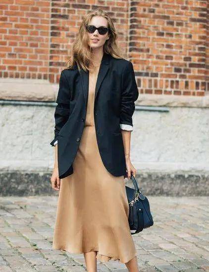 下岗|渣女裙下岗了！2021最流行穿“仙女缎面裙”，好看又高级！