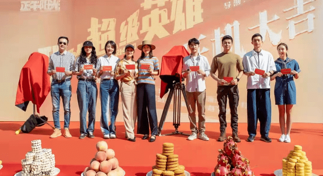 条纹|白百何拿回电视一姐排面!新剧搭档黄轩未播先火,穿短袖灵气不减