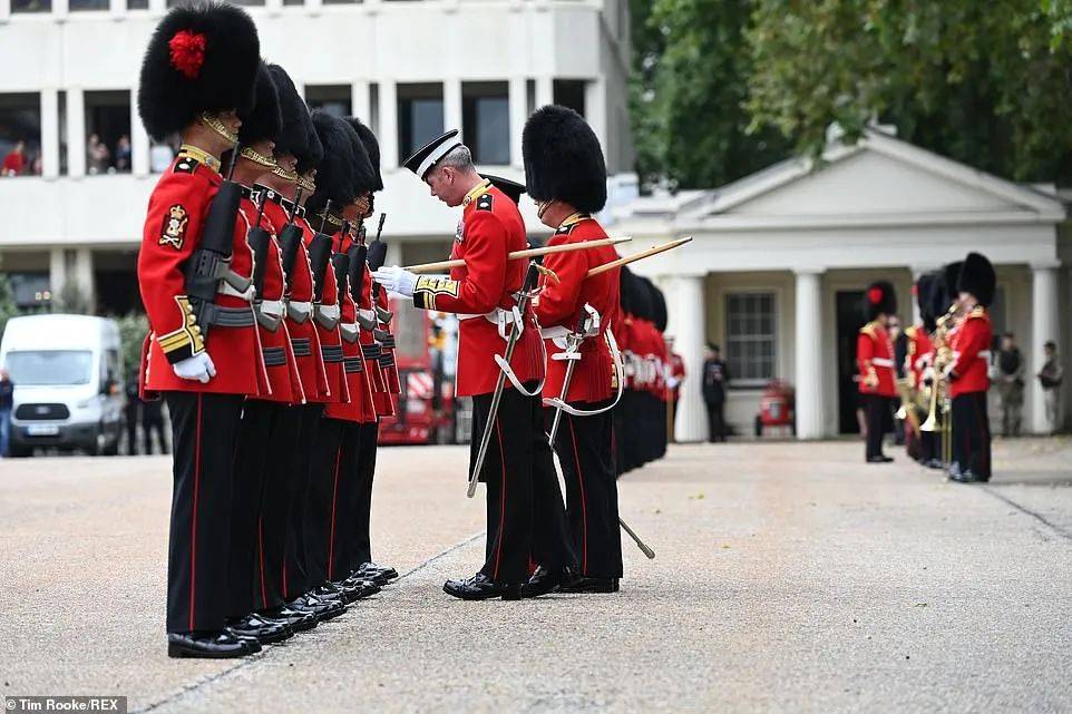 这支带有表演性质的卫队通常来自皇家卫队的一个精英战斗营,所以并不
