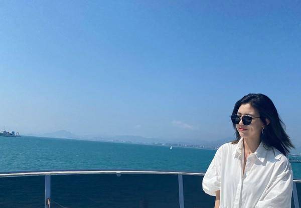 卫衣|汪峰带丈母娘聚餐,章子怡妈妈穿粉衣拎包真富态,大女儿侧颜惊艳